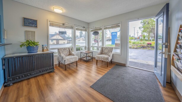 Lobby sitting area - Royal Gateway Motel by OYO (Bend)