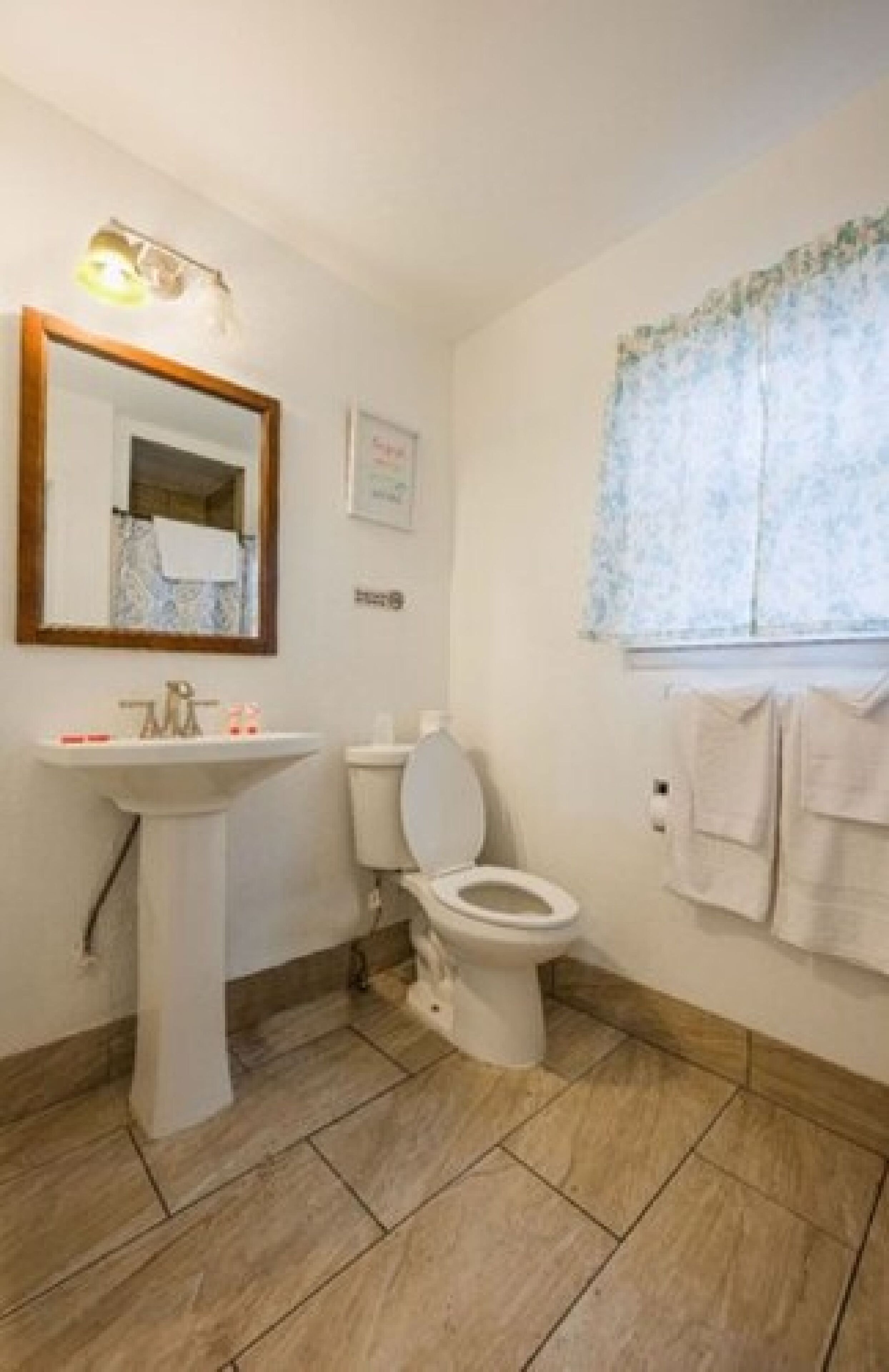 Habitación, 1 cama Queen size | Baño | Amenidades de baño gratuitas y toallas 