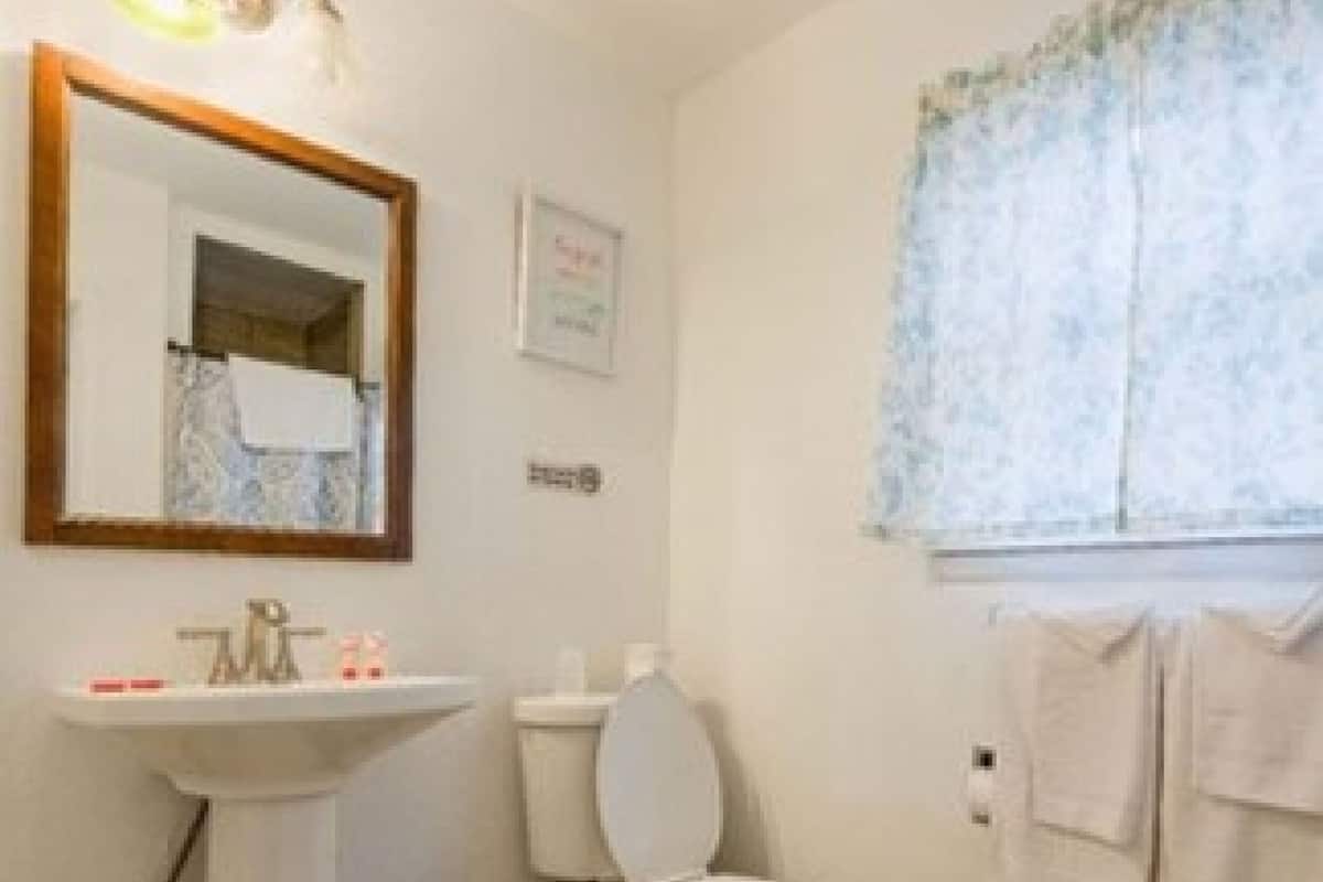 Room, 1 Queen Bed | Bathroom | Free toiletries, towels