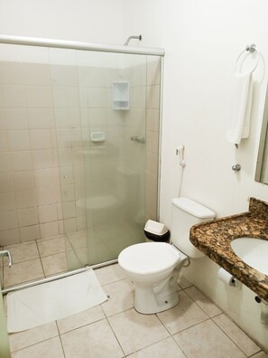 Habitació doble bàsica | Bany | Dutxa, tovalloles, sabó i paper higiènic 