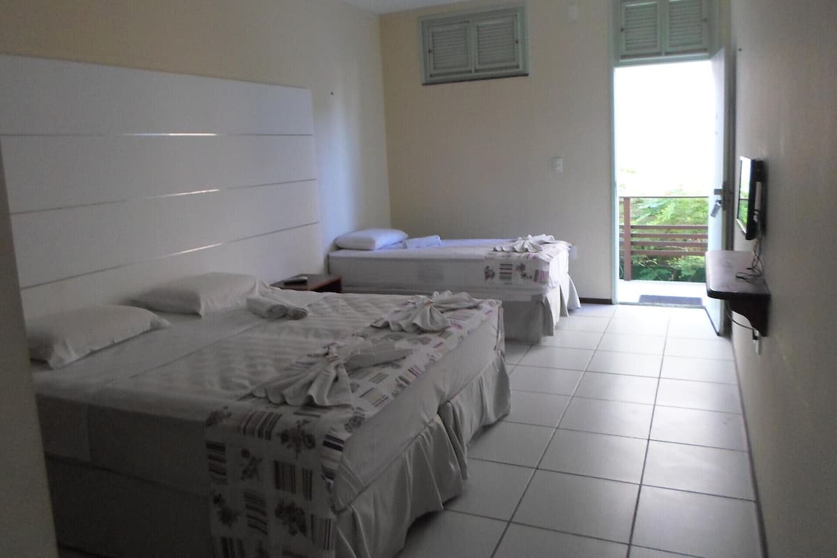 Minibar, free WiFi, bed sheets