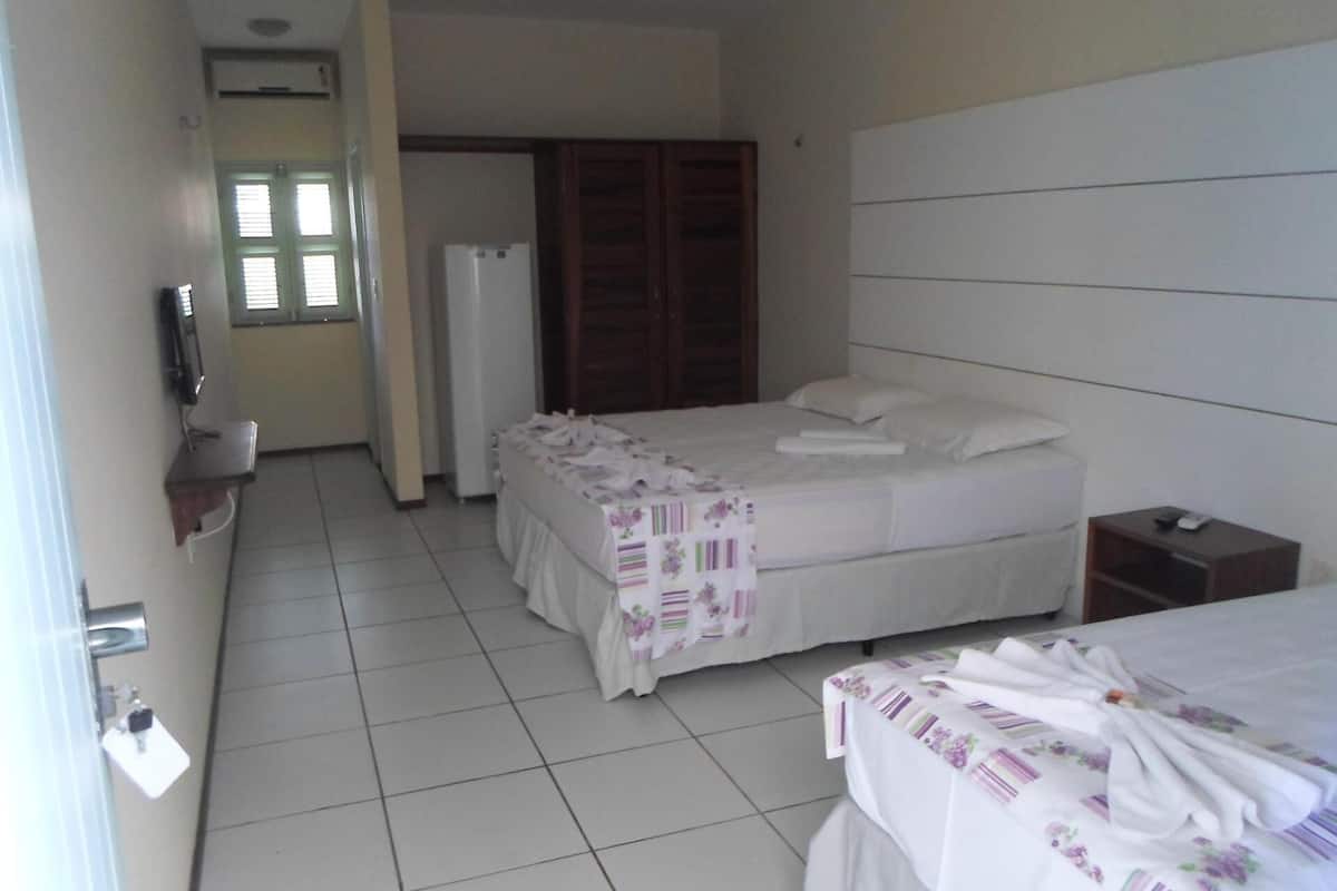 Minibar, free WiFi, bed sheets