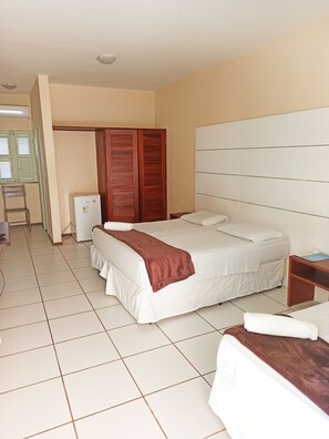 Kolmen hengen standard-huone | Minibaari, ilmainen Wi-Fi, vuodevaatteet