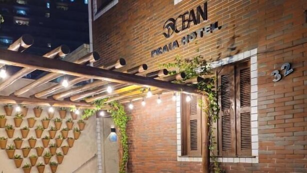 Un edificio de ladrillo con el nombre