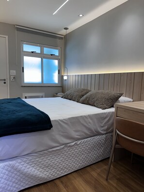 Quarto casal luxo | Frigobar, escrivaninha, cortinas blackout, Wi-Fi de cortesia