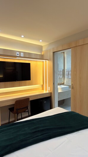 Phòng đôi tiện nghi đơn giản, 1 giường đôi | Minibar, bàn, màn/rèm cản sáng, truy cập Internet không dây miễn phí 