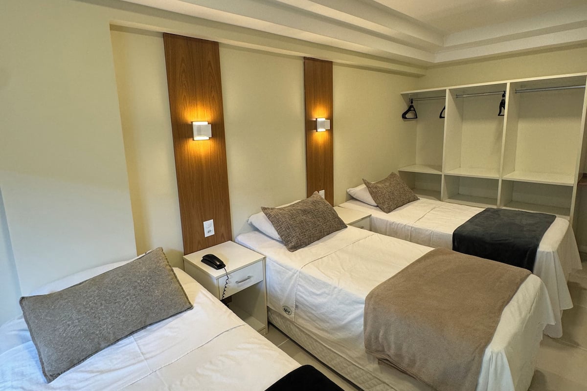 Standard-Dreibettzimmer | Minibar, Schreibtisch, Verdunkelungsvorhänge, kostenloses WLAN