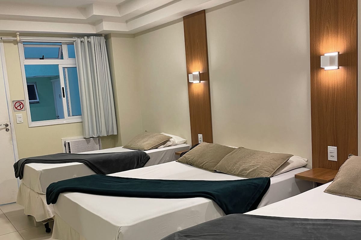 Standard-Vierbettzimmer | Minibar, Schreibtisch, Verdunkelungsvorhänge, kostenloses WLAN