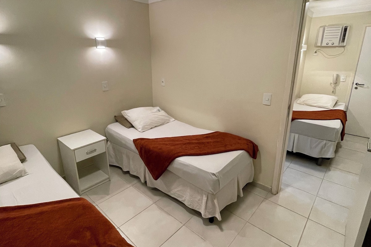 Economy-Dreibettzimmer, 3 Einzelbetten | Minibar, Schreibtisch, Verdunkelungsvorhänge, kostenloses WLAN