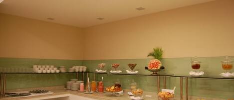 Una barra de buffet con diversos alimentos y bebidas.