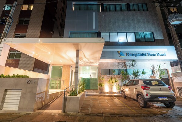 Front of property – evening/night - Rede Andrade Navegantes (Recife)
