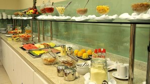 A buffet with various food items and condiments. - Rede Andrade Navegantes (Recife)