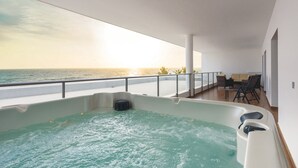 A hot tub on a balcony with a view of the ocean and a sunset. - Hotel Riu Sri Lanka - All Inclusive (Ahungalla)
