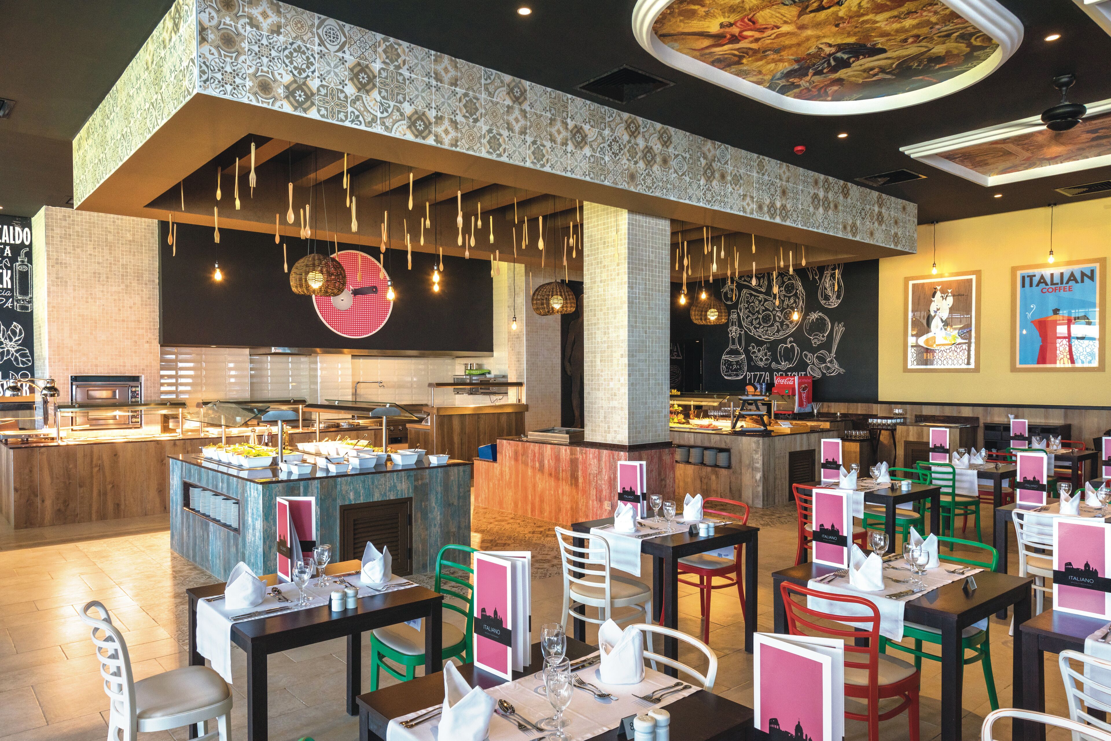 Un restaurant doté d’un comptoir central, de plusieurs tables et de chaises.