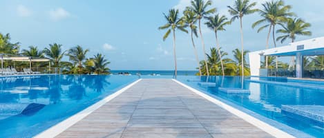 3 piscines extérieures, parasols de plage, chaises longues