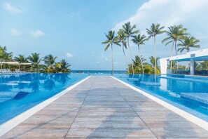 3 outdoor pools, pool umbrellas, pool loungers - Hotel Riu Sri Lanka - All Inclusive (Ahungalla)