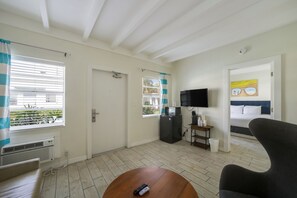 Apartamento júnior, 1 cama King e sofá-cama, banheiro privativo (Self check-in) | Área de estar | Smart TV 42 polegadas com canais via satélite
