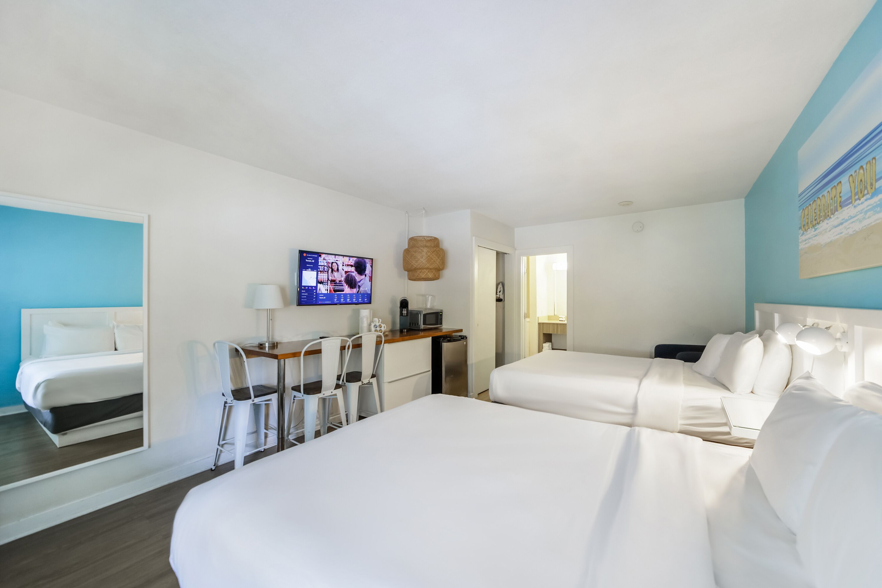 Standaard kamer, 2 tweepersoonsbedden, privébadkamer | Luxe beddengoed, een kluis op de kamer, een bureau