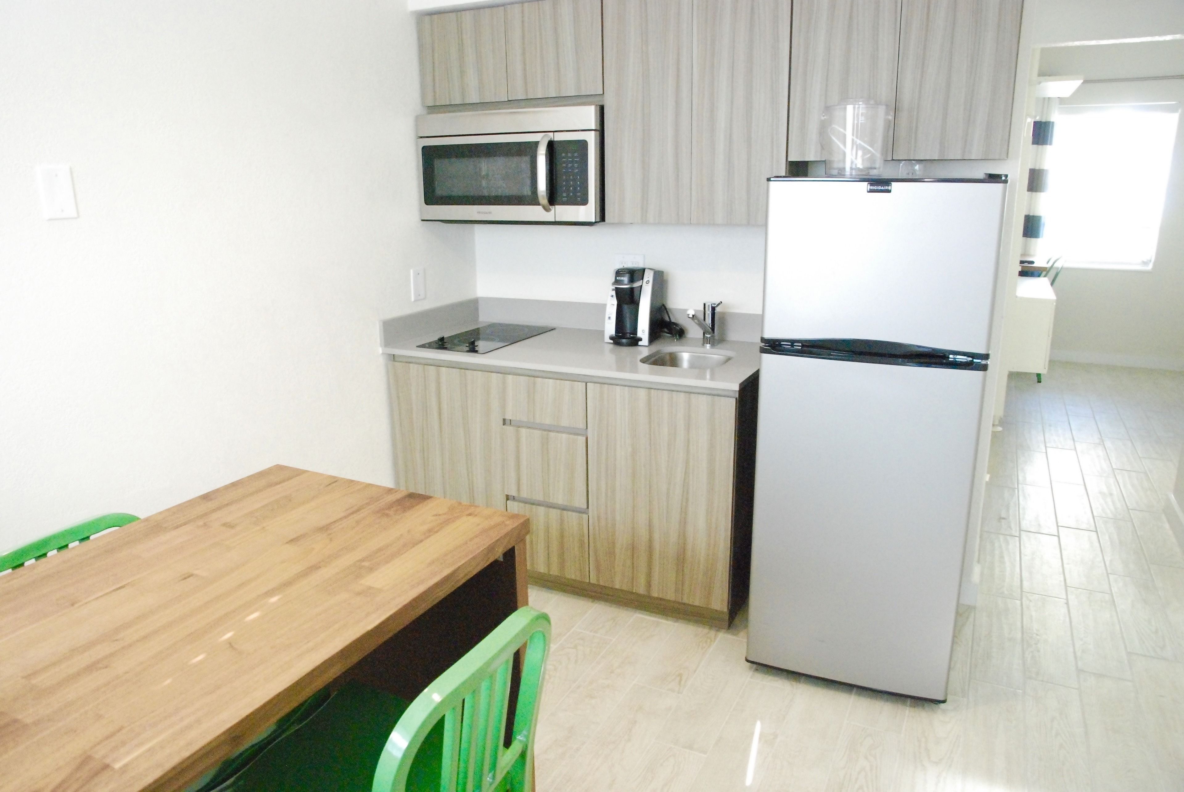 coffee/tea maker, paper towels