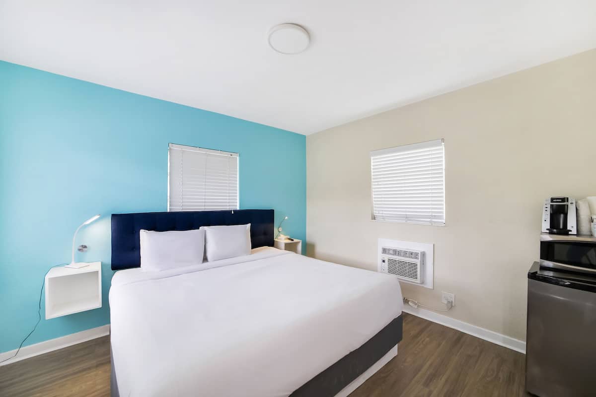 Standaard kamer, 1 kingsize bed, privébadkamer | Luxe beddengoed, een kluis op de kamer, een bureau