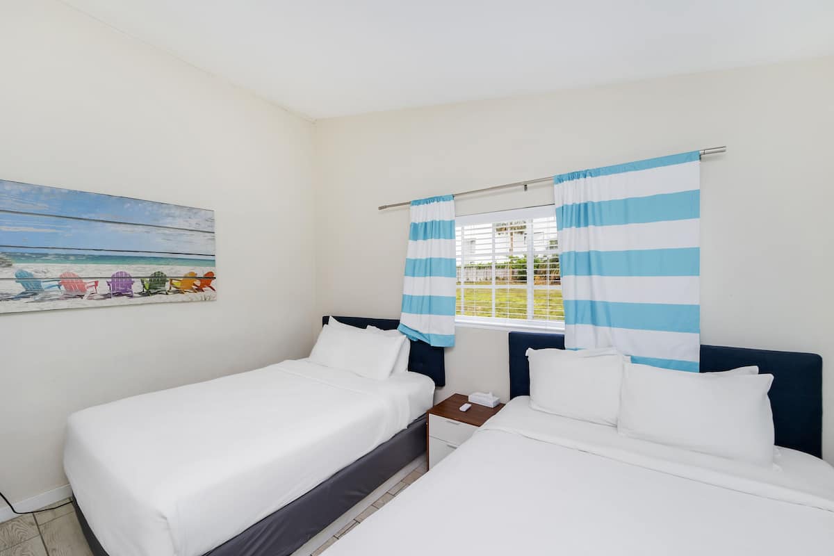 Familie appartement, 2 slaapkamers, keuken | Luxe beddengoed, een kluis op de kamer, een bureau