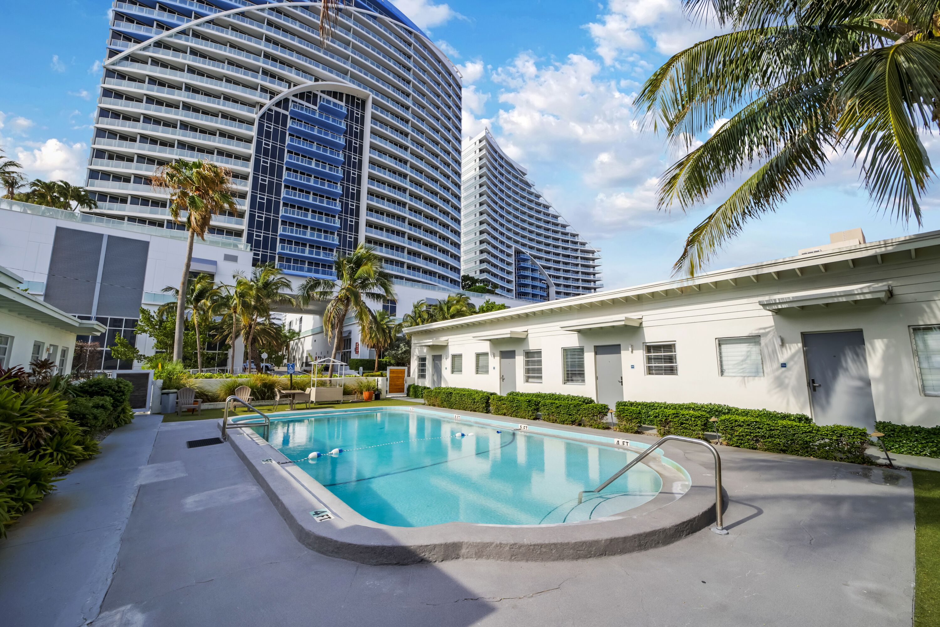 2 utendørsbassenger og solsenger