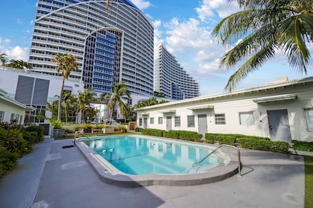 Piscina externa, funciona das 8h às 19h, espreguiçadeiras. Fortuna Hotel