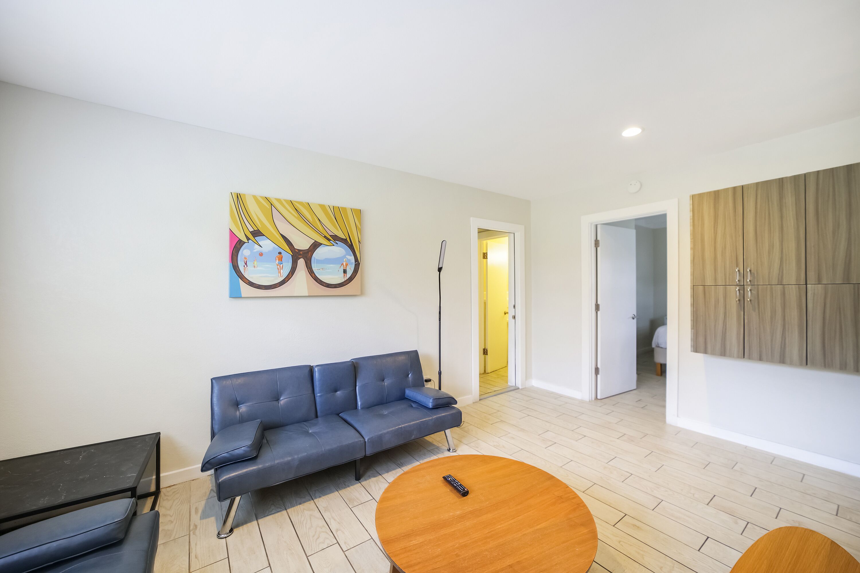 Appartement Familial, 2 chambres, cuisine (Self check-in) | Coin séjour | TV connectée de 42 pouces avec chaînes par satellite