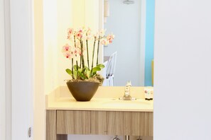 Badkamer met wastafel