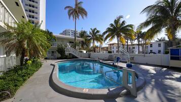 Una piscina al aire libre (de 08:00 a 19:00), tumbonas