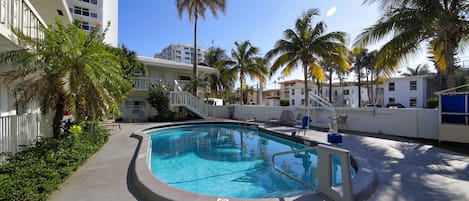 Ulkouima-allas avoinna 8.00–19.00, aurinkotuoleja