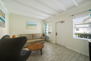 Junior-Apartment, 1 King-Bett und Schlafsofa, eigenes Bad (Self check-in) | Wohnbereich