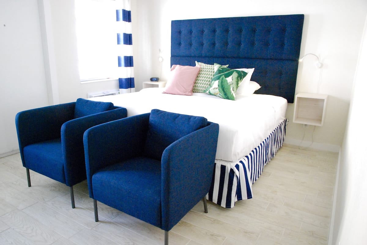 Luxe beddengoed, een kluis op de kamer, een bureau