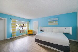 Deluxe-huone, 1 suuri parisänky, oma kylpyhuone (Self check-in) | Tallelokero huoneessa, työpöytä