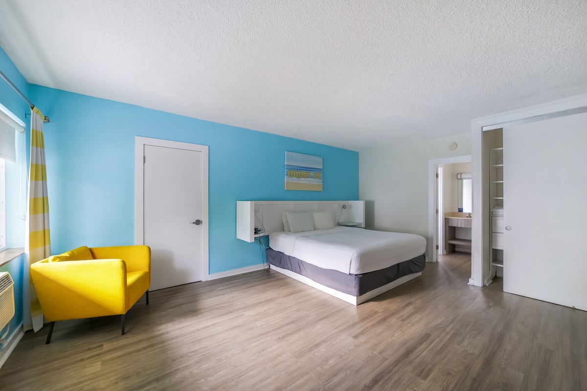 Deluxe kamer, 1 kingsize bed, privébadkamer | Luxe beddengoed, een kluis op de kamer, een bureau