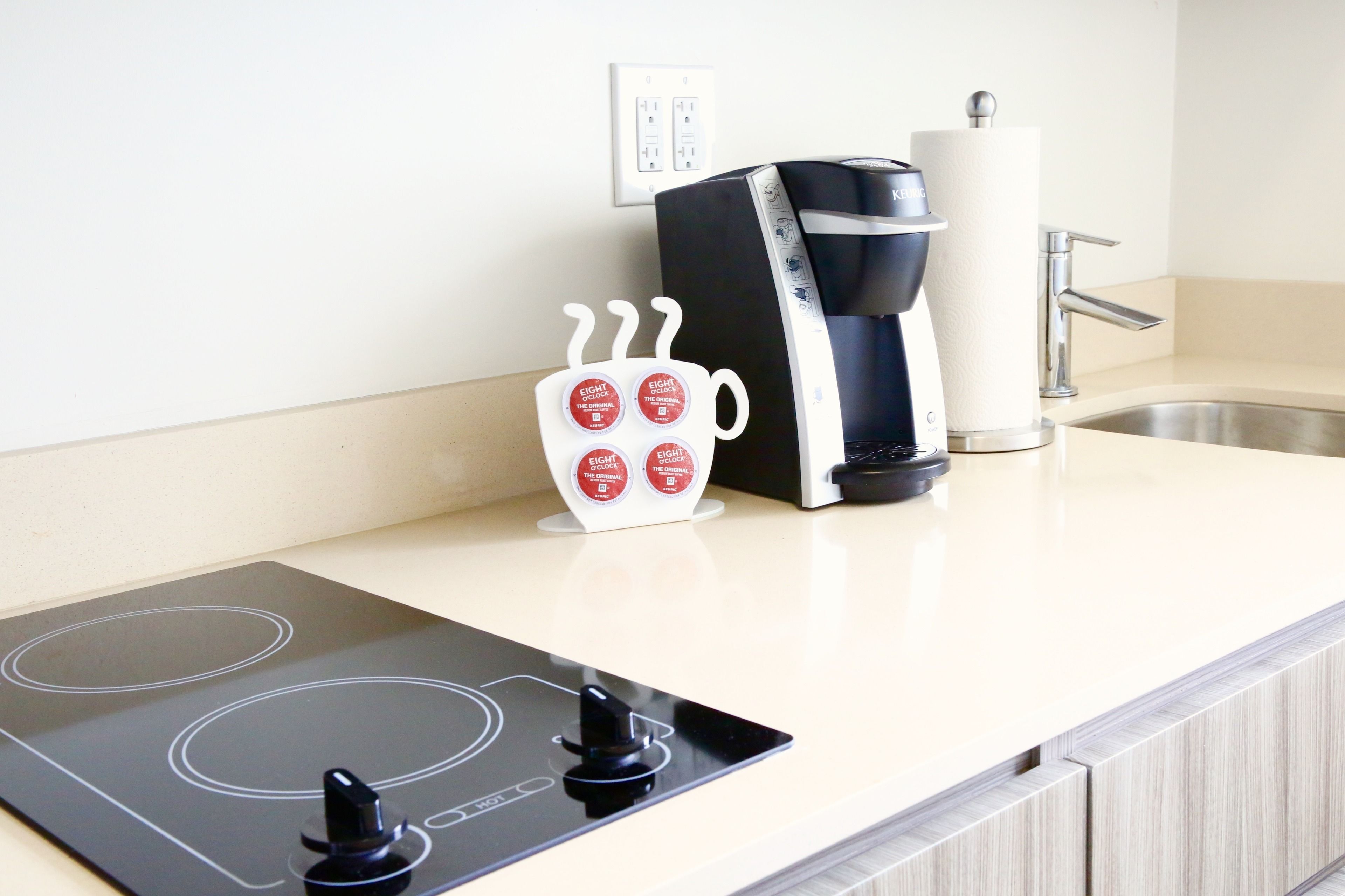 coffee/tea maker, paper towels