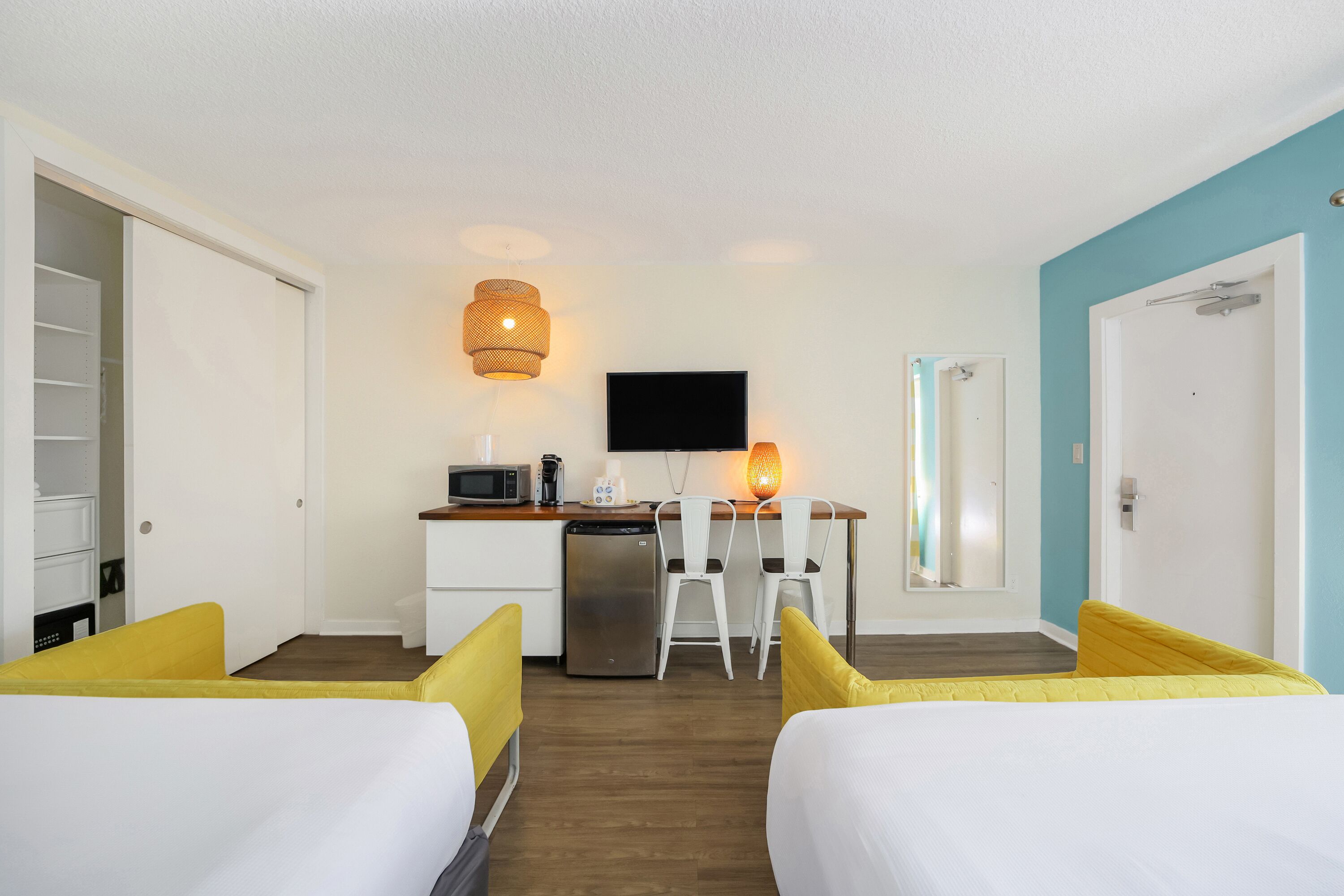 Deluxe kamer, 2 tweepersoonsbedden, privébadkamer | Luxe beddengoed, een kluis op de kamer, een bureau