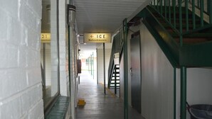 Käytävällä on vasemmalla kyltti, jossa lukee ”ICE Refreshments”, ja oikealla portaikko.