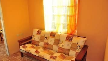 Bungalow, 2 makuuhuonetta, keittotila, rannan lähellä | Olohuone