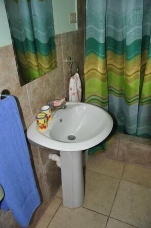 單棟小屋, 2 間臥室, 小廚, 海濱 | 浴室 | 淋浴設備、免費梳洗用品、提供毛巾