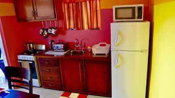 Full-sized fridge, microwave, oven, stovetop