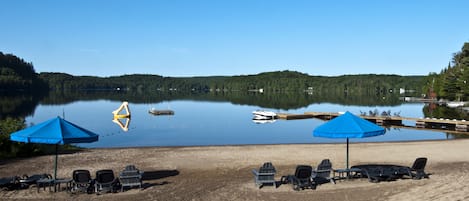 Plage privée, chaises longues, parasols, kayak