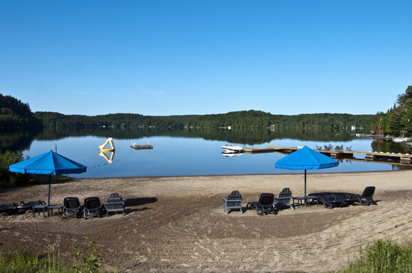 Private beach, sun loungers, beach umbrellas, kayaking - Blue Water Acres (Lake of Bays)
