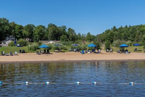 Platja privada, gandules de platja, para-sols per a la platja i caiac