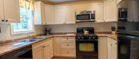 ChaumiÚre luxueuse, 2 chambres (Algonquin) | Cuisine privée | Réfrigérateur grande capacité avec congélateur, four à micro-ondes