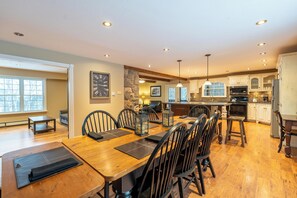 Cottage Cao cấp, 6 phòng ngủ (Hilltop) | Khu vực ăn uống tại phòng