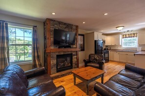 Cottage Luxury, 3 camere da letto (Muskokan) | Area soggiorno | TV, caminetto, lettore DVD, tavolo da ping pong