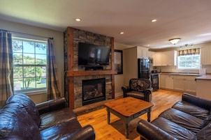 Casa de campo superluxo, 3 quartos (Muskokan) | Área de estar | TV, lareira, DVD player, mesa de pingue-pongue