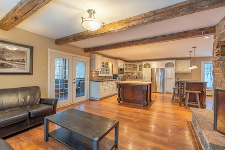 Luxury Cottage, 6 Bedrooms (Hilltop) | Private kitchen | Full-size fridge, microwave, oven, stovetop