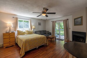 Xalet | Sala d'estar | Televisor, llar de foc, reproductor de DVD i taula de tennis de taula